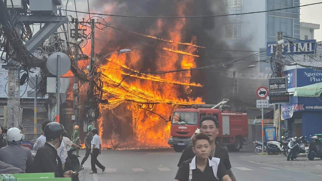 Hiện trường vụ cháy cửa hàng nội thất tại TP.HCM: Biển lửa nuốt trọn toàn bộ, nhiều tài sản giá trị bị thiêu rụi- Ảnh 4.