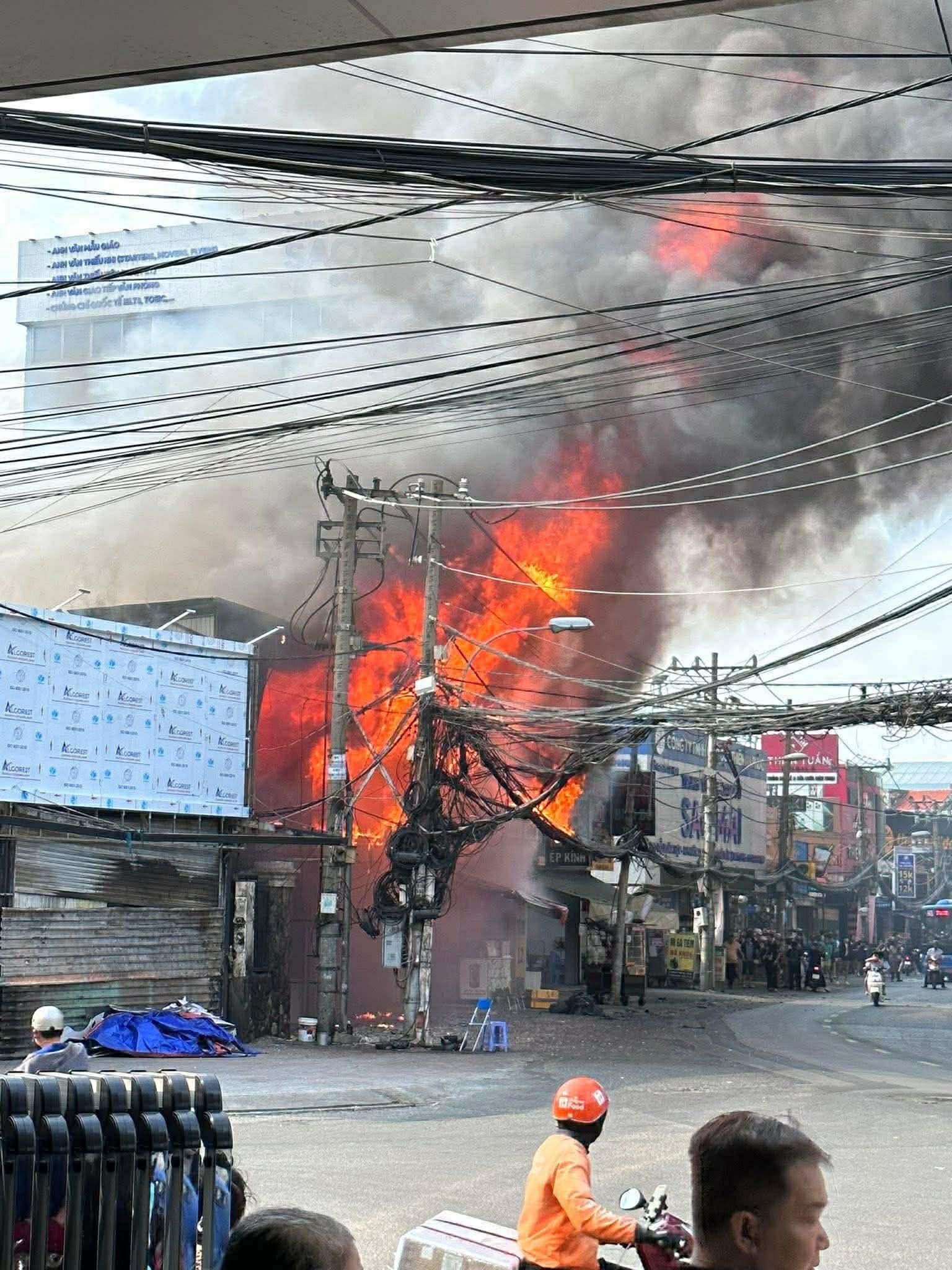Hiện trường vụ cháy cửa hàng nội thất tại TP.HCM: Biển lửa nuốt trọn toàn bộ, nhiều tài sản giá trị bị thiêu rụi- Ảnh 1.