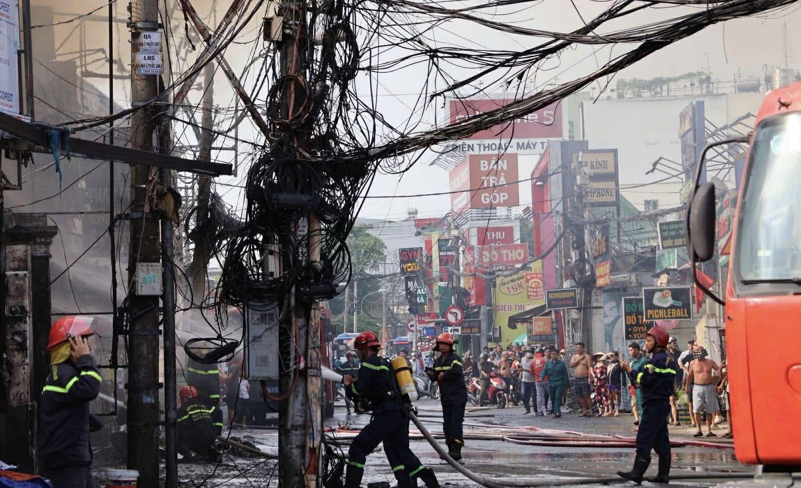 Hiện trường vụ cháy cửa hàng nội thất tại TP.HCM: Biển lửa nuốt trọn toàn bộ, nhiều tài sản giá trị bị thiêu rụi- Ảnh 6.