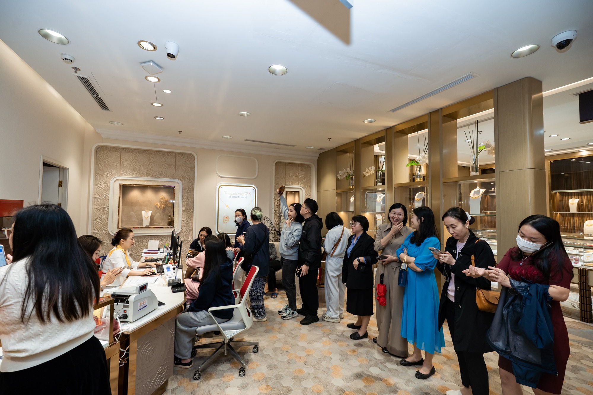 Giá bạc hôm nay 24-2: Một thương hiệu bạc quá tải ngay trong ngày mở bán đầu tiên - Ảnh 1.