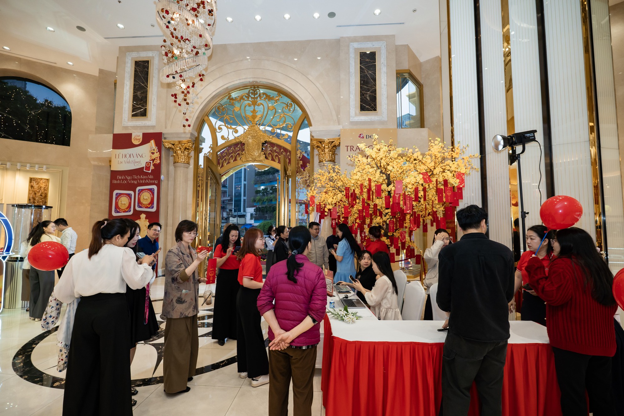 Giá bạc hôm nay 24-2: Một thương hiệu bạc quá tải ngay trong ngày mở bán đầu tiên - Ảnh 2.