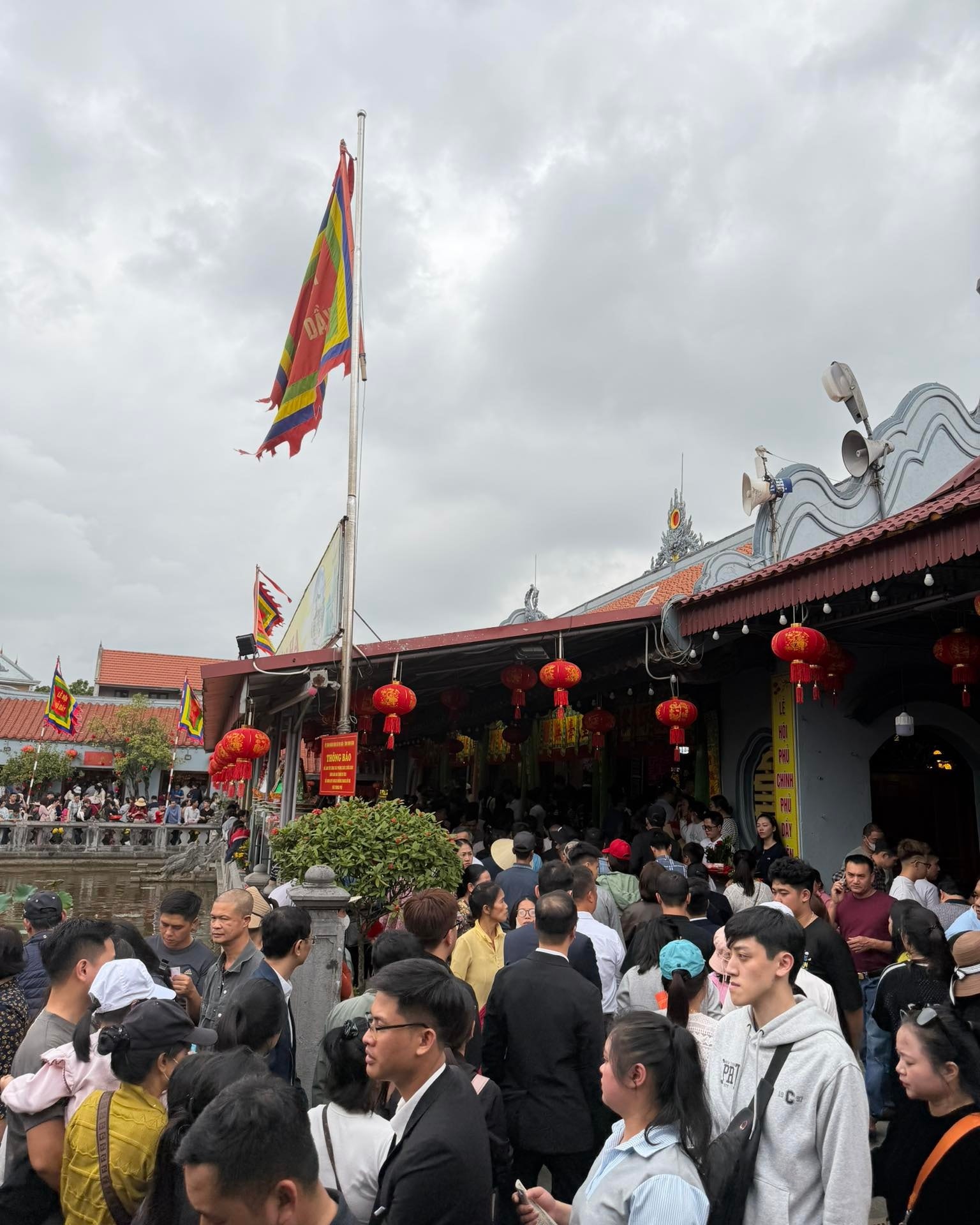 Cảnh tượng tại nơi chỉ họp chợ duy nhất 1 lần trong năm: Đêm nay mới là chính hội - Ảnh 8.