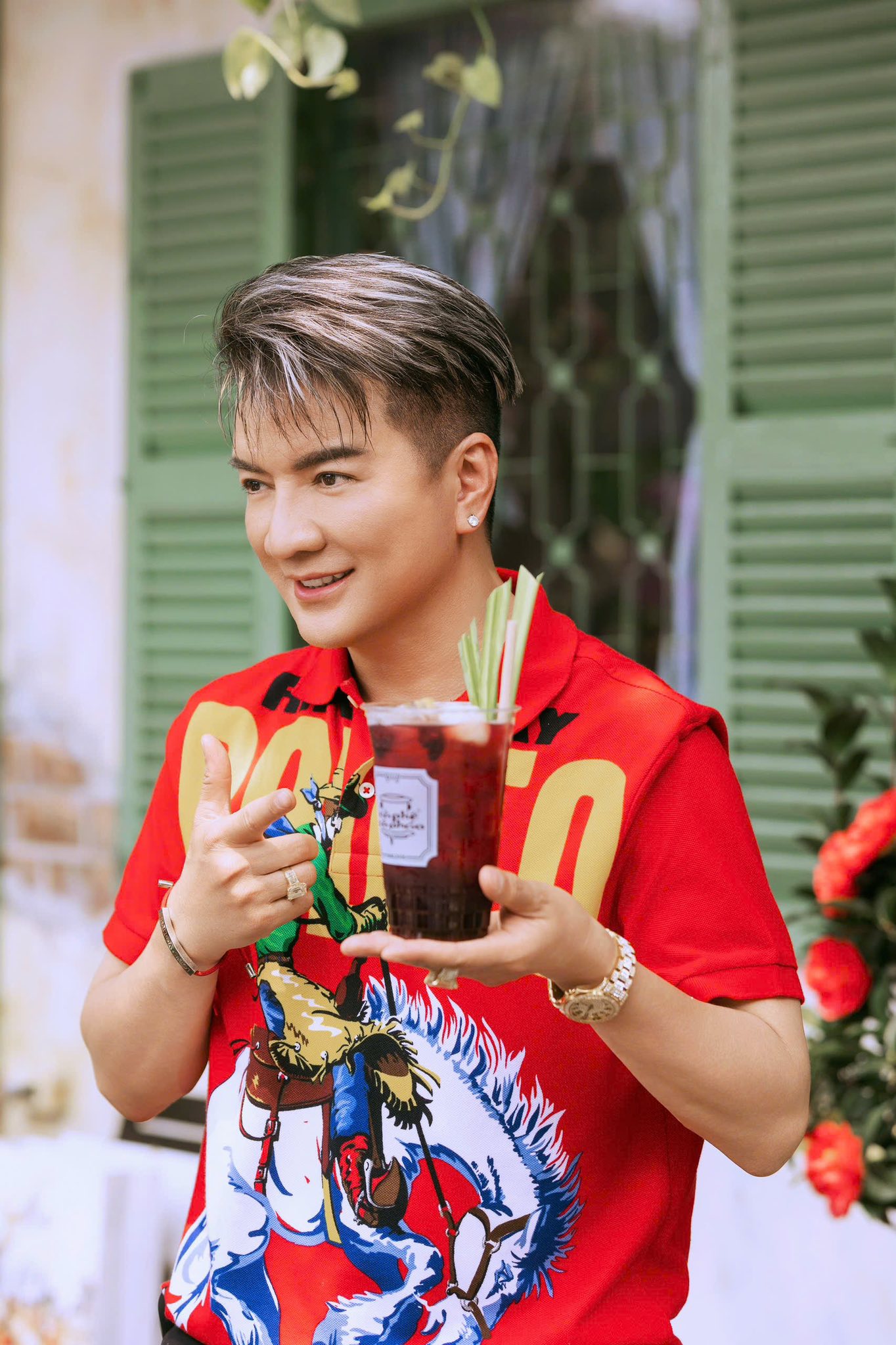 Ông hoàng nhạc Việt đình đám phải tạm đóng quán cafe sau nửa tháng khai trương - Ảnh 1.