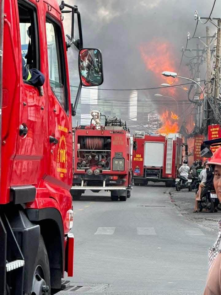 Hiện trường vụ cháy cửa hàng nội thất tại TP.HCM: Biển lửa nuốt trọn toàn bộ, nhiều tài sản giá trị bị thiêu rụi- Ảnh 7.
