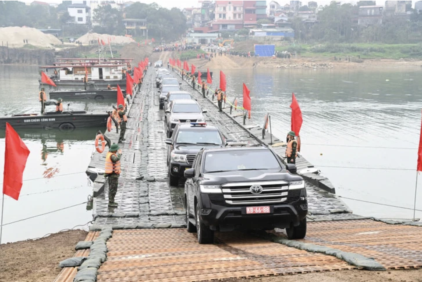 Cầu phao sông Lô tạm dừng khai thác để bảo đảm an toàn giao thông cho người dân - Ảnh 1.