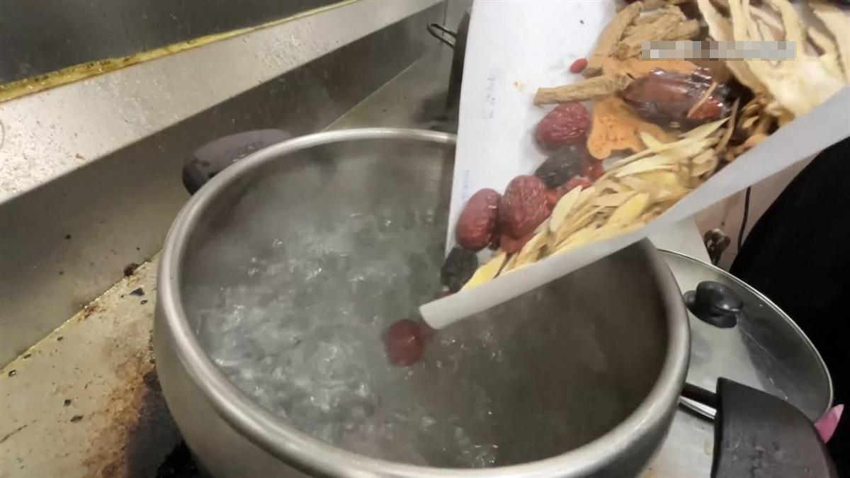 4 loại canh "phá thận" nếu uống nhiều, bác sĩ nhấn mạnh loại đầu tiên có thể gây suy thận, ngưng tim nhanh chóng - Ảnh 1.