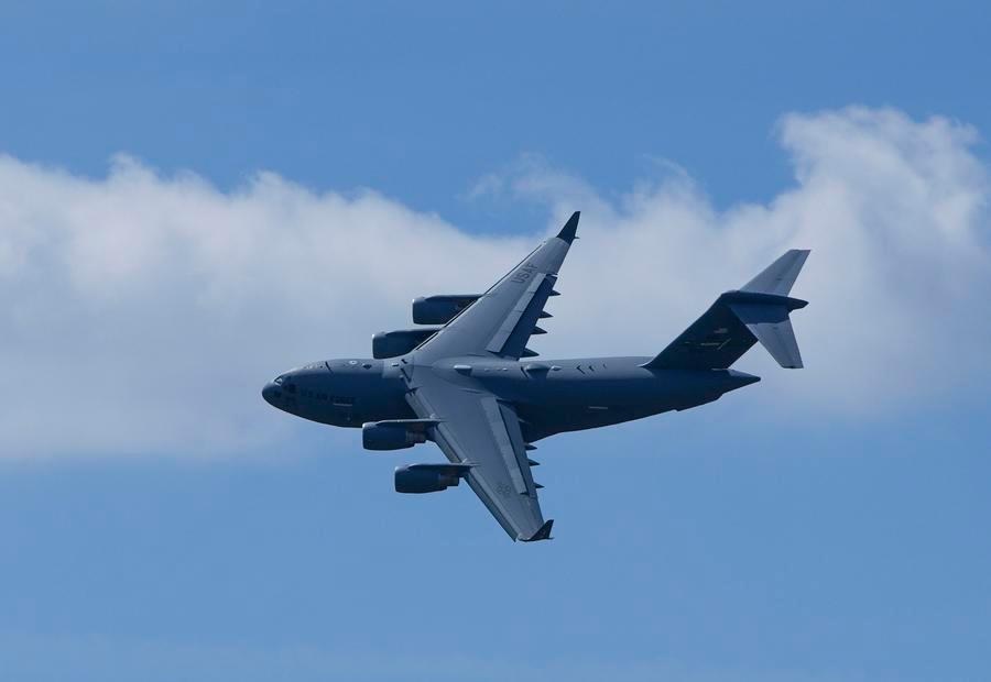 Mỹ dồn quân "sát vách" Iran, sơ tán nhân viên ngoại giao tại Lebanon- Ảnh 1.