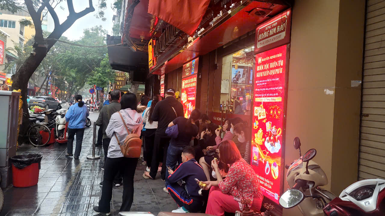 Người dân xếp hàng chờ mua vàng trước ngày vía Thần Tài 2026 - Ảnh 3.