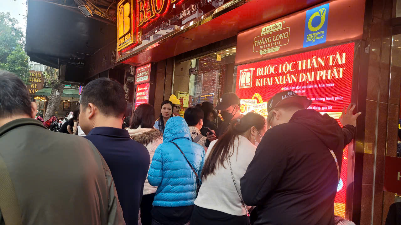 Người dân xếp hàng chờ mua vàng trước ngày vía Thần Tài 2026 - Ảnh 2.