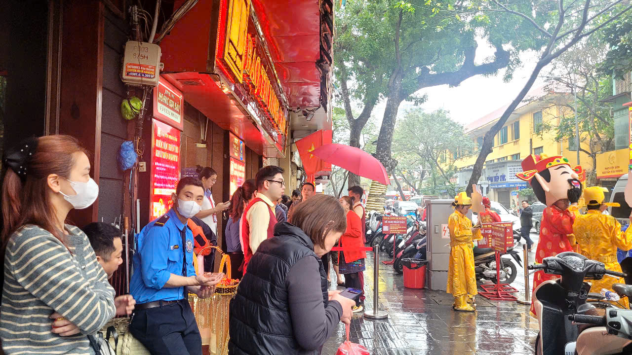 Người dân xếp hàng chờ mua vàng trước ngày vía Thần Tài 2026 - Ảnh 1.