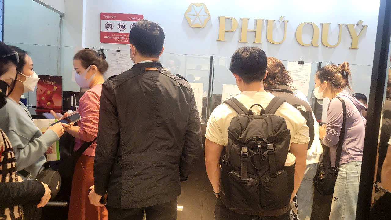 Người dân xếp hàng chờ mua vàng trước ngày vía Thần Tài 2026 - Ảnh 4.