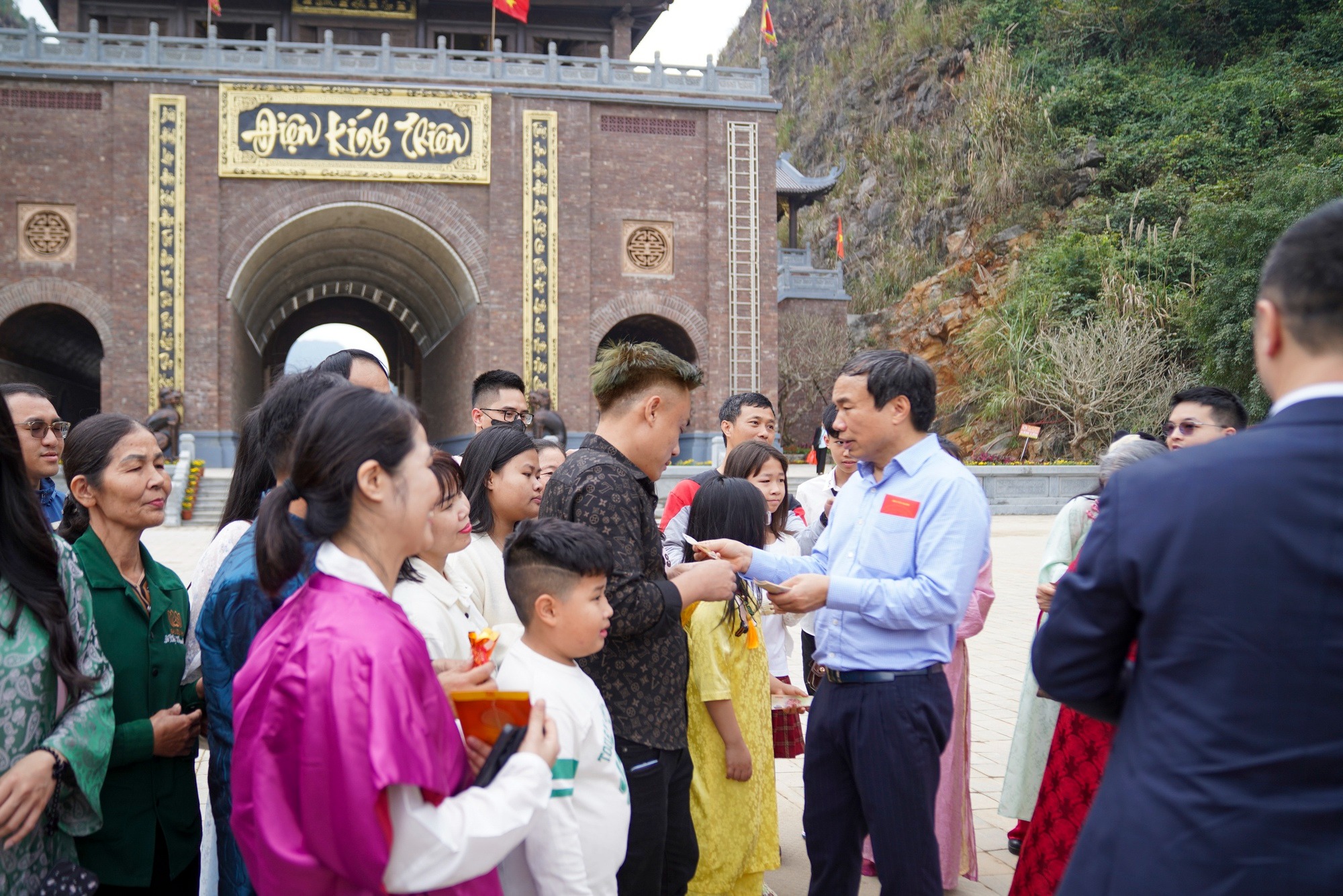 Tỷ phú "ăn chay" kín tiếng đứng sau loạt dự án tâm linh nghìn tỷ Thung Ui, Bái Đính, Tam Chúc... đến tham vọng làm hạ tầng sân bay, cao tốc - Ảnh 1.