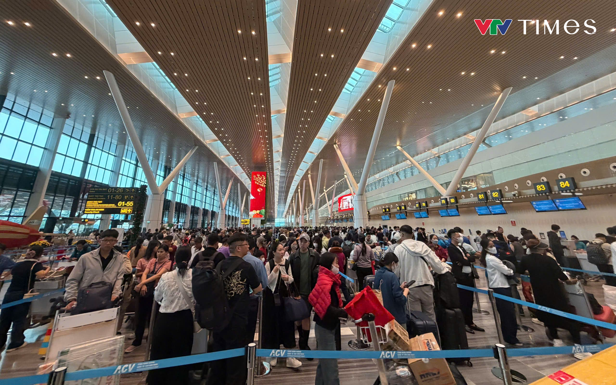 Giá vé máy bay Hà Nội - TP Hồ Chí Minh tăng vọt sau Tết - Ảnh 2.