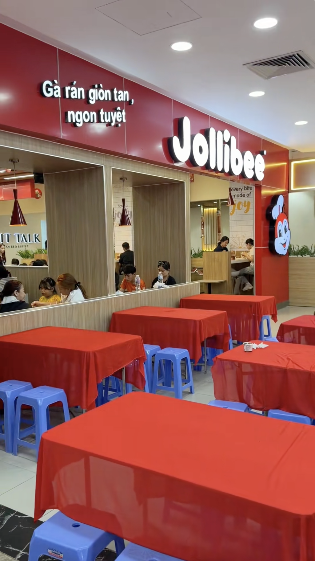 Cận cảnh "Jollibee miền Tây" gây lú với combo bàn tròn inox, ghế nhựa lề đường y chang rạp đám giỗ- Ảnh 6.