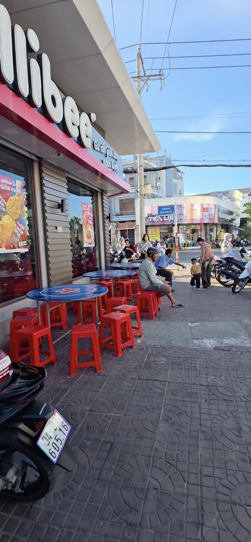 Cận cảnh "Jollibee miền Tây" gây lú với combo bàn tròn inox, ghế nhựa lề đường y chang rạp đám giỗ- Ảnh 2.