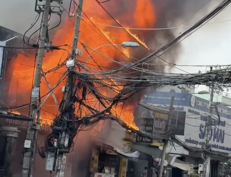 Cháy lớn cửa hàng nội thất ở TPHCM - Ảnh 1.