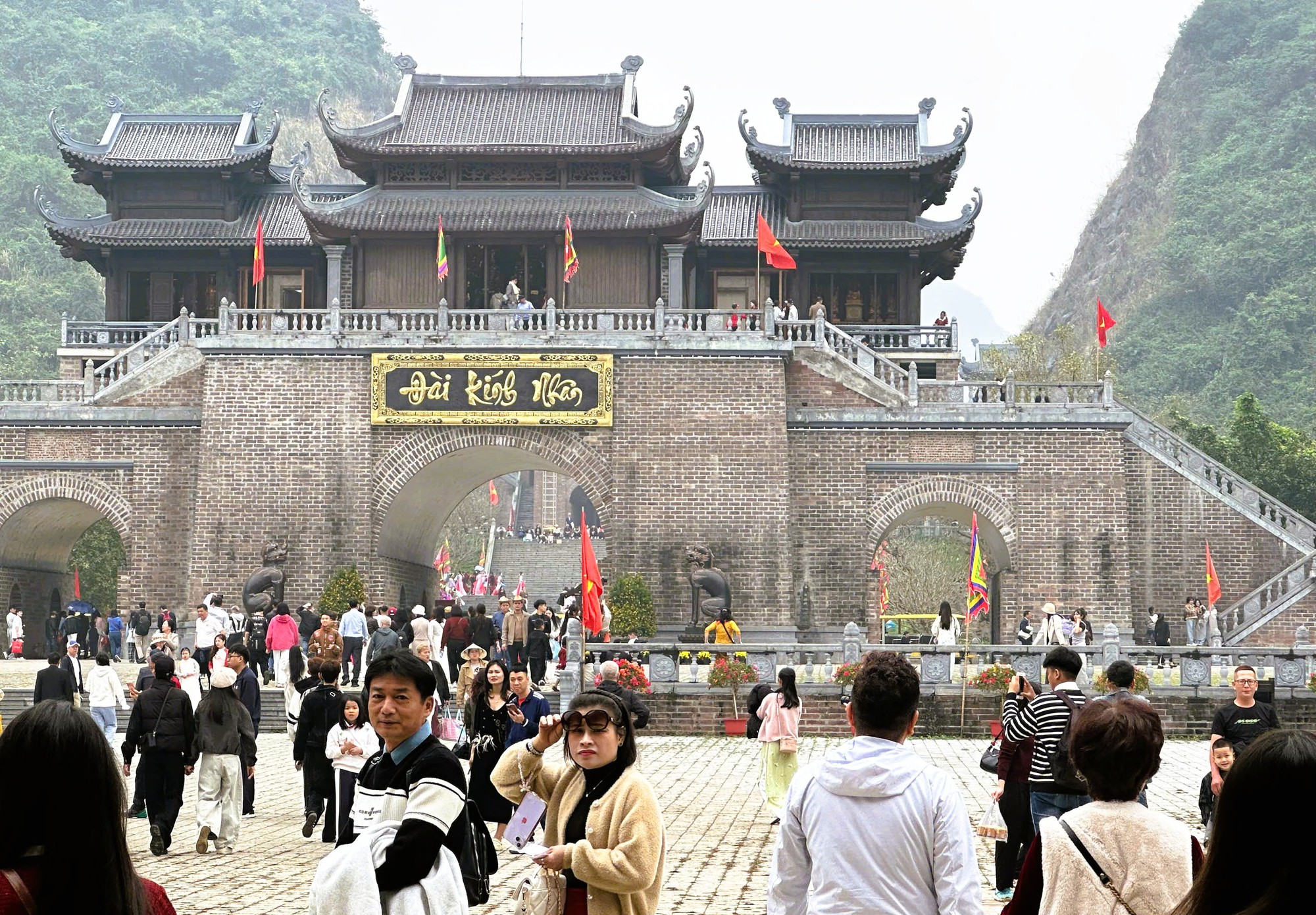 Du lịch Ninh Bình thăng tiến vượt bậc, đón lượng khách đứng thứ 2 cả nước - Ảnh 2.