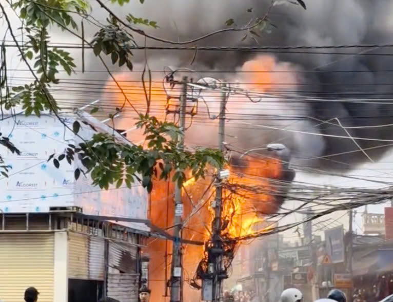 Cháy lớn cửa hàng nội thất ở TPHCM - Ảnh 4.