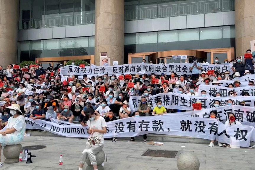 Khách hàng gửi tiết kiệm 7,8 tỷ đồng nhưng tài khoản bị đóng băng: Hơn 1 năm vẫn chưa đòi được tiền!- Ảnh 2.