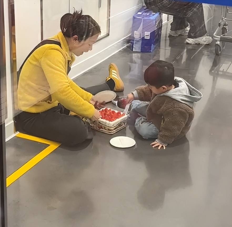 Hơn 1 triệu người thừa nhận ghen tị khi xem clip hai mẹ con ăn bánh giữa siêu thị- Ảnh 2.