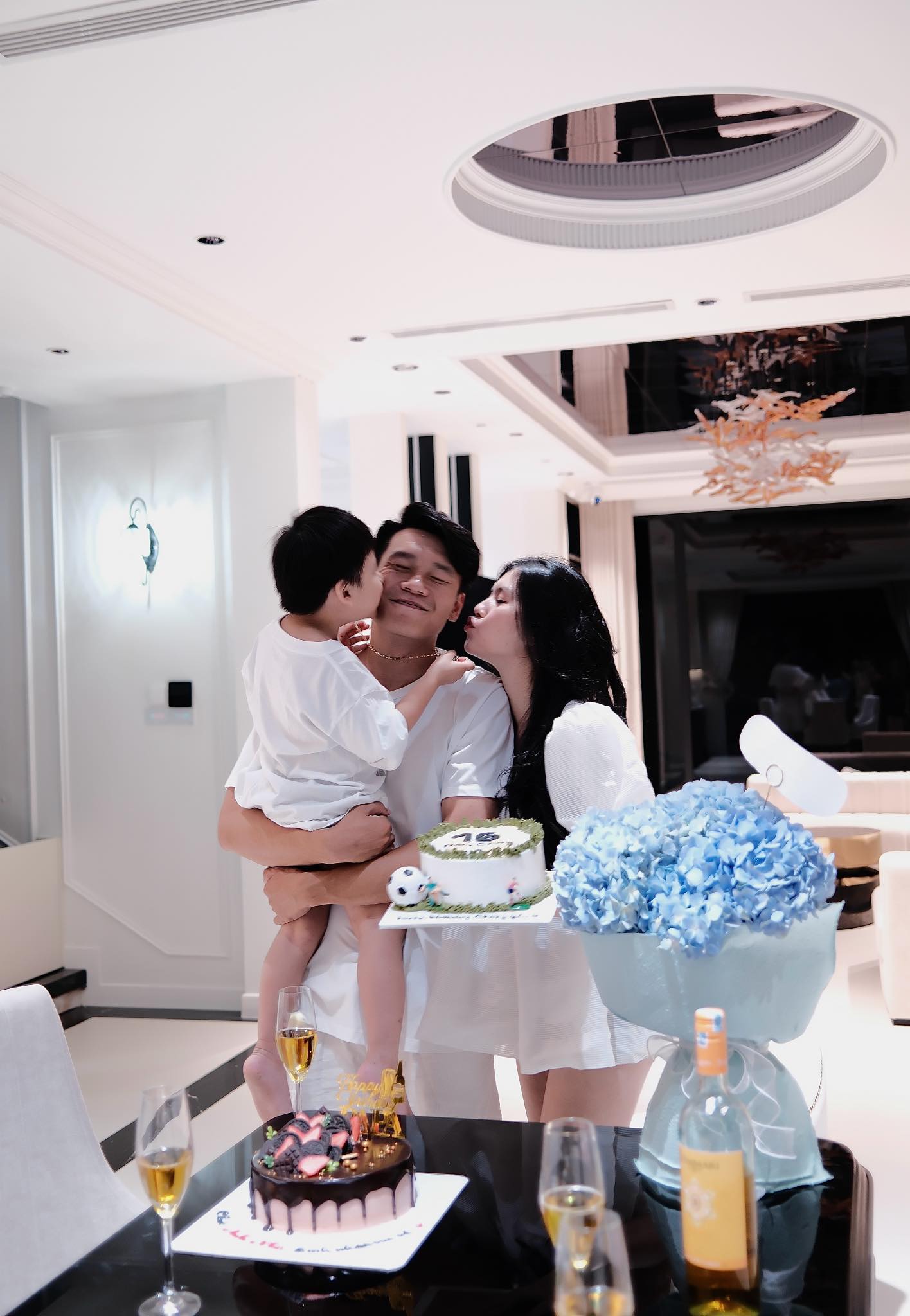 Vợ Thành Chung sắm 6 chỉ vàng cho con trai ngày vía Thần Tài, mới 3 tuổi bé Leo đã có của để dành  - Ảnh 2.