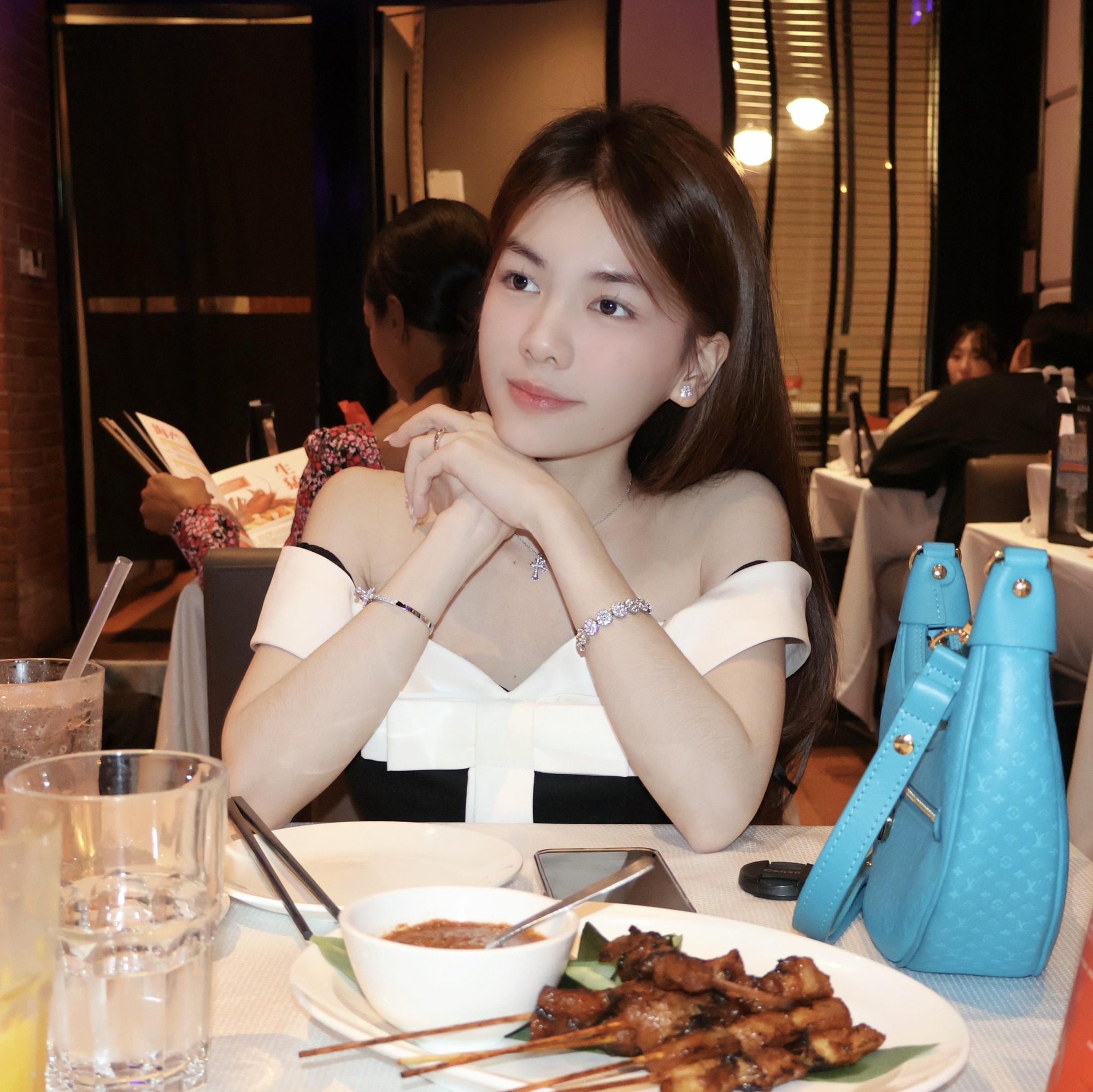 4 mỹ nhân số hưởng, cưới chồng được sở hữu luôn tiệm vàng - Ảnh 7.