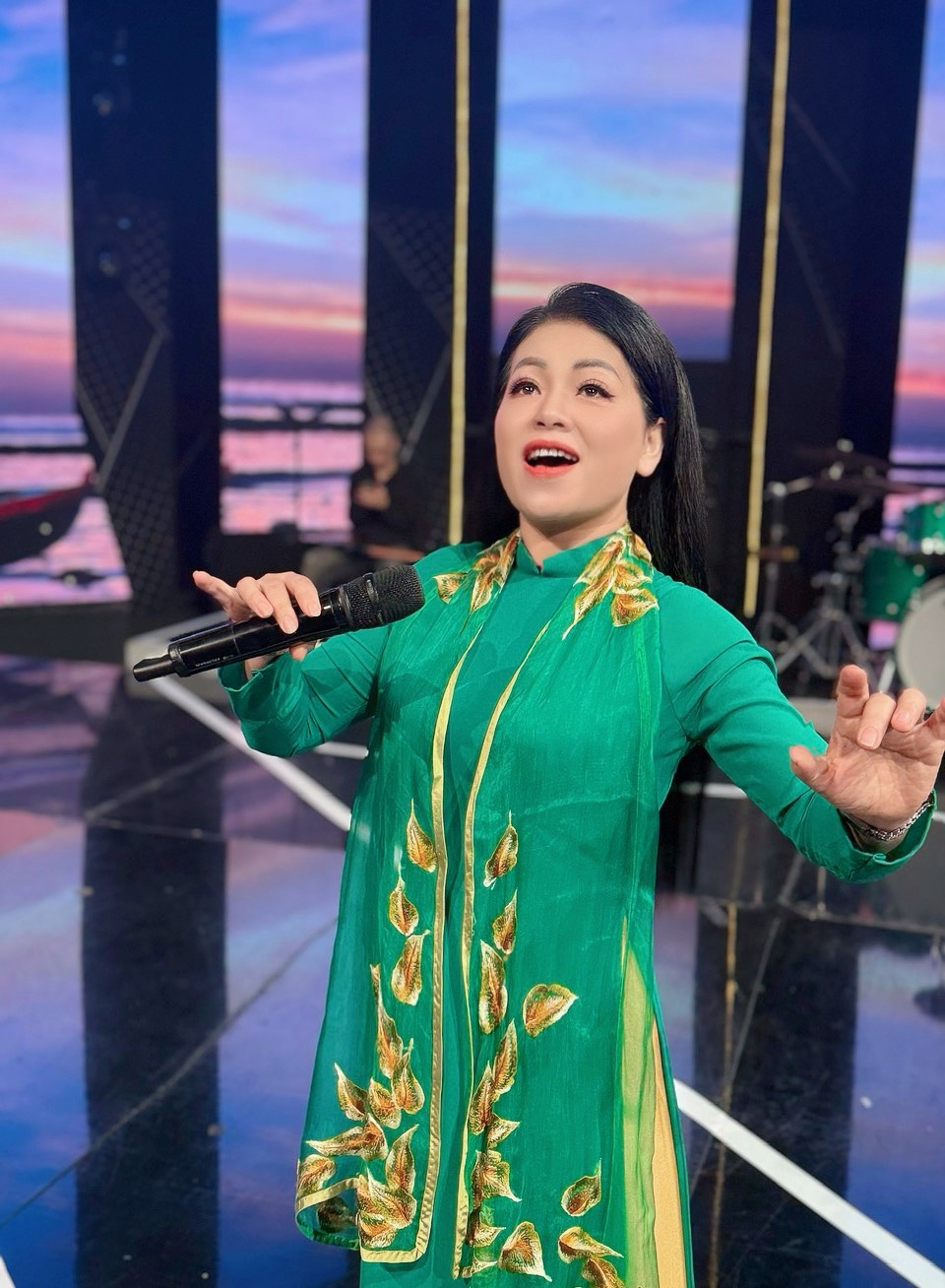 “Nữ hoàng nhạc đỏ” có học vị Tiến sĩ, làm mẹ đơn thân nuôi 4 con, luôn nghĩ sẽ cô đơn suốt đời - Ảnh 2.