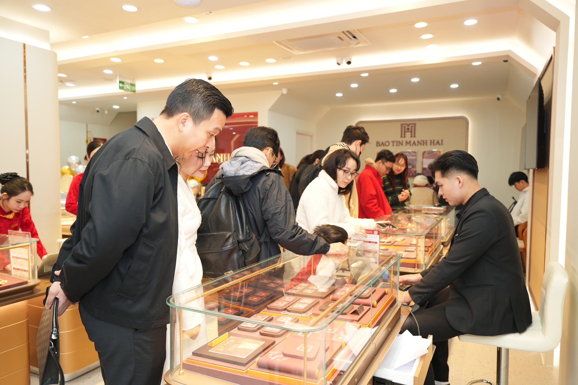 Nhìn người ta mua vàng cũng FOMO muốn cầm tiền đi mua: Chuyên gia nói thẳng!- Ảnh 2.