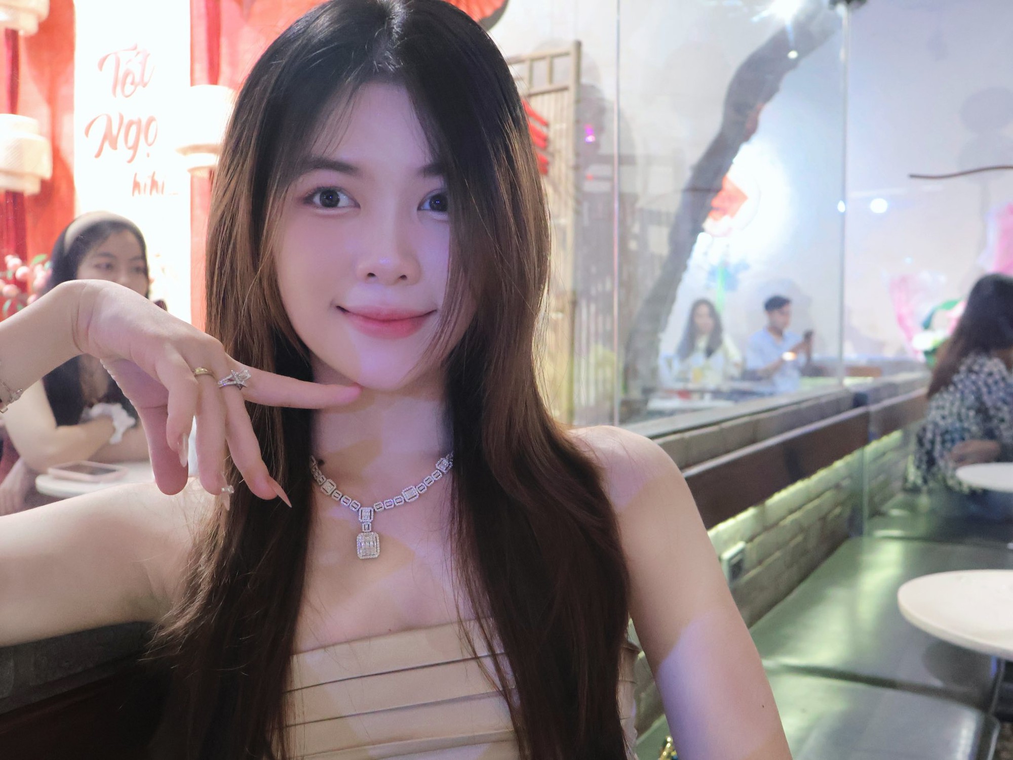 4 mỹ nhân số hưởng, cưới chồng được sở hữu luôn tiệm vàng - Ảnh 8.