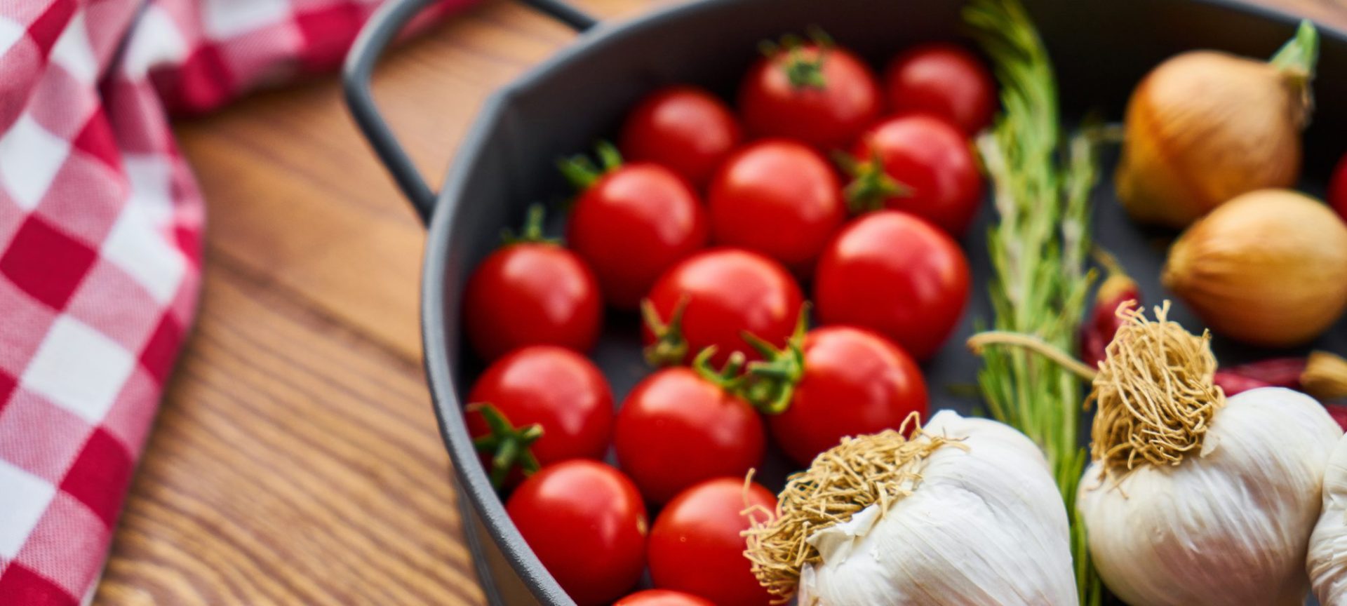 Phụ nữ trên 40 tuổi: 10 lý do nên thử chế độ ăn Địa Trung Hải nếu muốn già đi chậm hơn - Ảnh 1.