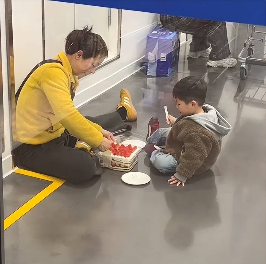 Hơn 1 triệu người thừa nhận ghen tị khi xem clip hai mẹ con ăn bánh giữa siêu thị- Ảnh 1.