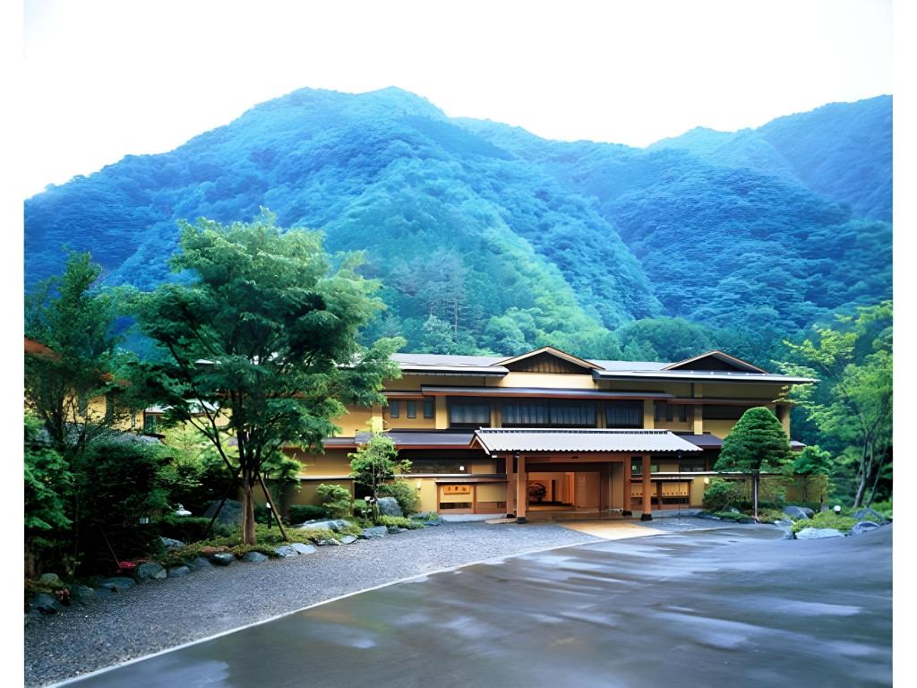 Cận cảnh khách sạn mở 1.321 năm 52 đời chủ phá vỡ kỷ lục Guinness, mỗi ngày xả 1.600 lít nước ngay giữa rừng hiu quạnh - Ảnh 1.