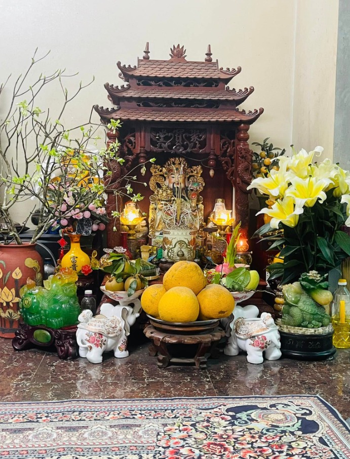Vì sao bàn thờ Thần Tài đặt sát đất mà không phải ở trên cao? - Ảnh 2.