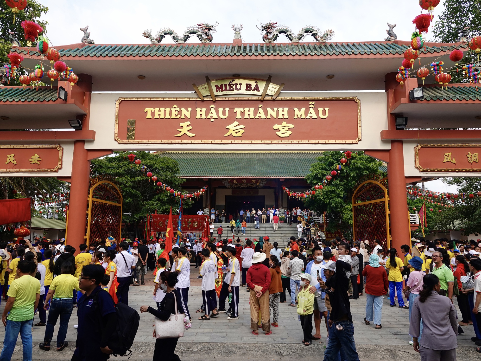 "Tiên đồng Ngọc nữ" xuất hiện giữa phố chiều mùng 9: Điều gì khiến hàng nghìn người đứng kín đường ở Bình Dương?- Ảnh 1.