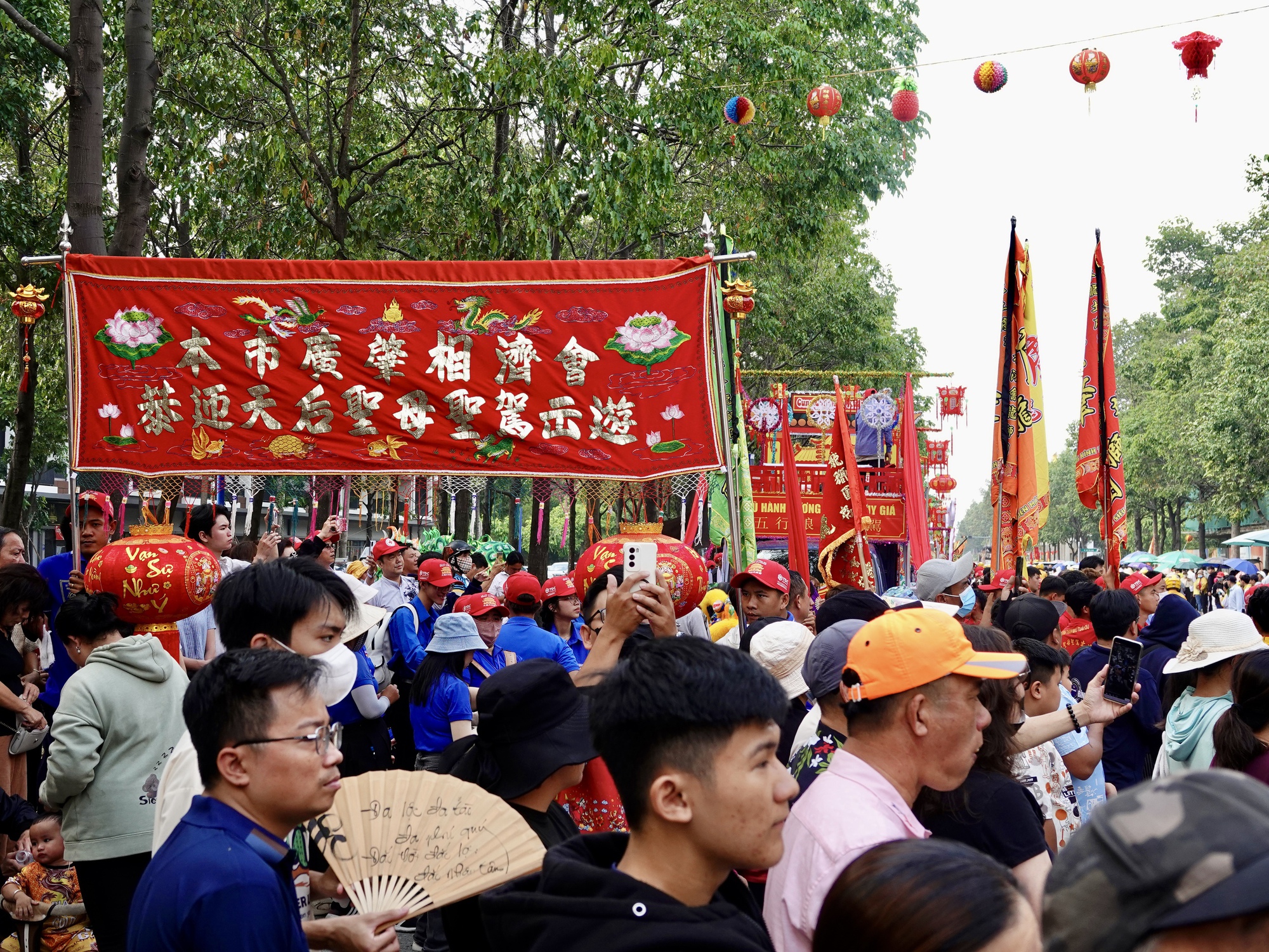 "Tiên đồng Ngọc nữ" xuất hiện giữa phố chiều mùng 9: Điều gì khiến hàng nghìn người đứng kín đường ở Bình Dương?- Ảnh 7.