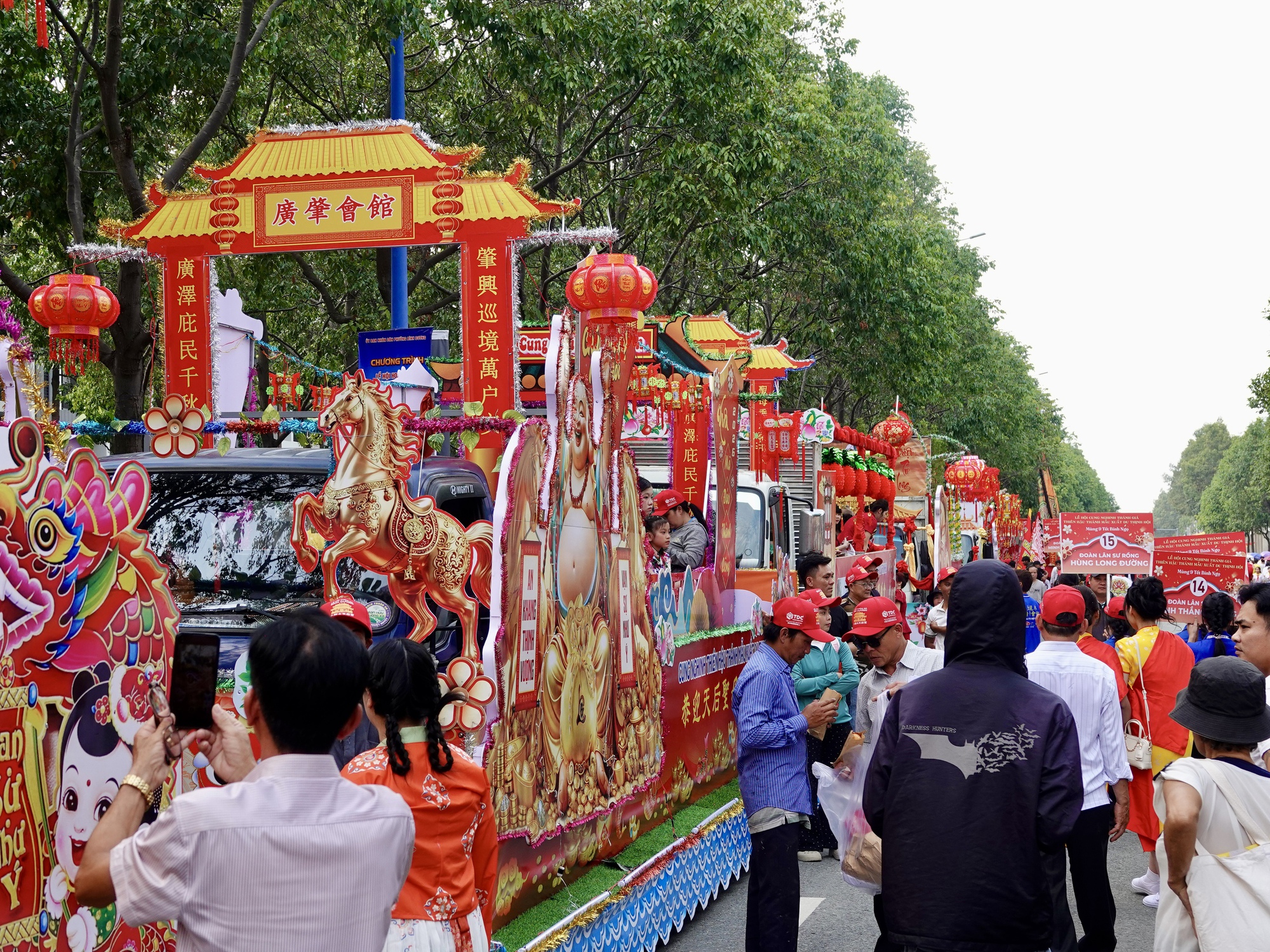 "Tiên đồng Ngọc nữ" xuất hiện giữa phố chiều mùng 9: Điều gì khiến hàng nghìn người đứng kín đường ở Bình Dương?- Ảnh 16.
