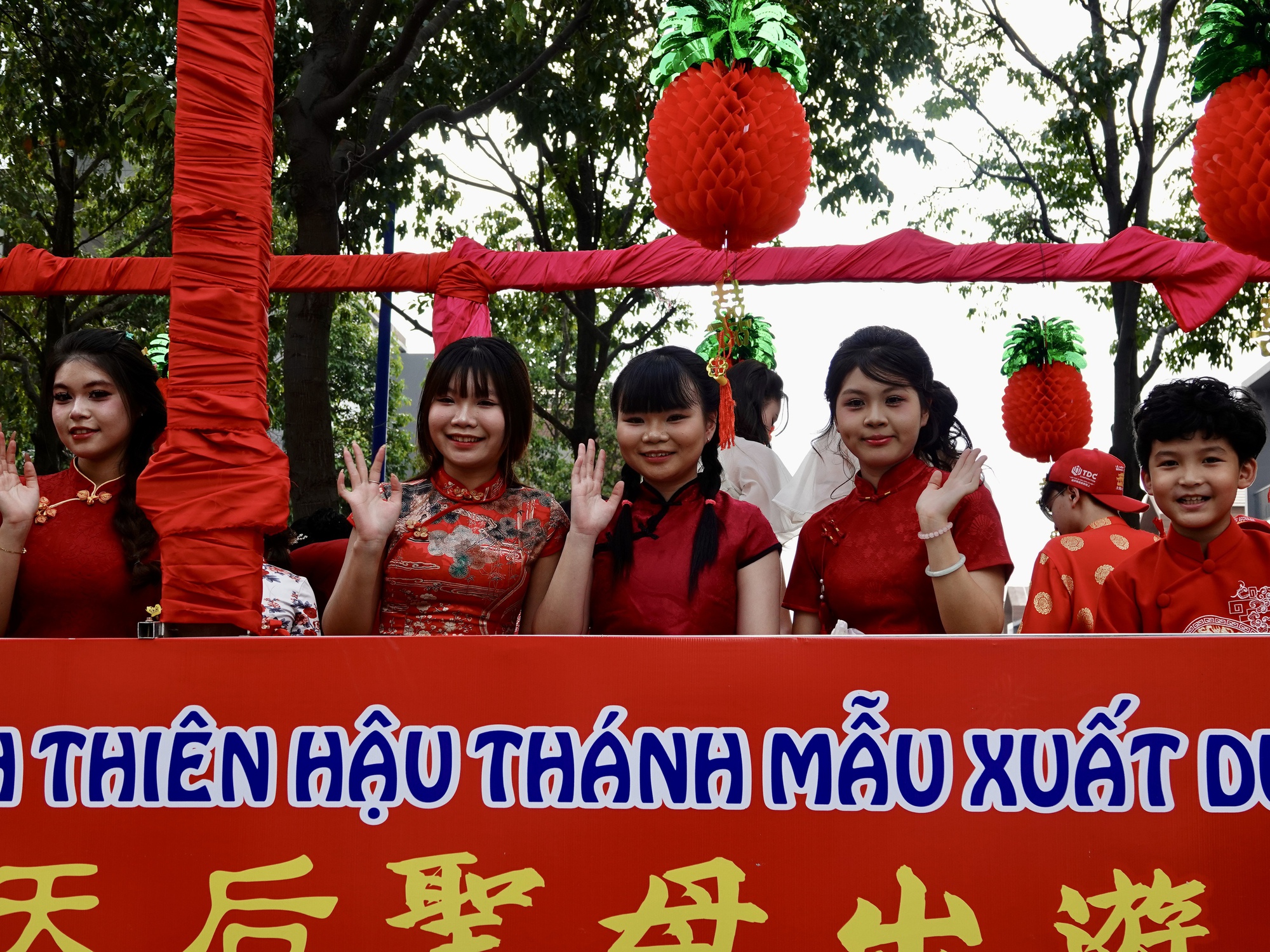 "Tiên đồng Ngọc nữ" xuất hiện giữa phố chiều mùng 9: Điều gì khiến hàng nghìn người đứng kín đường ở Bình Dương?- Ảnh 9.