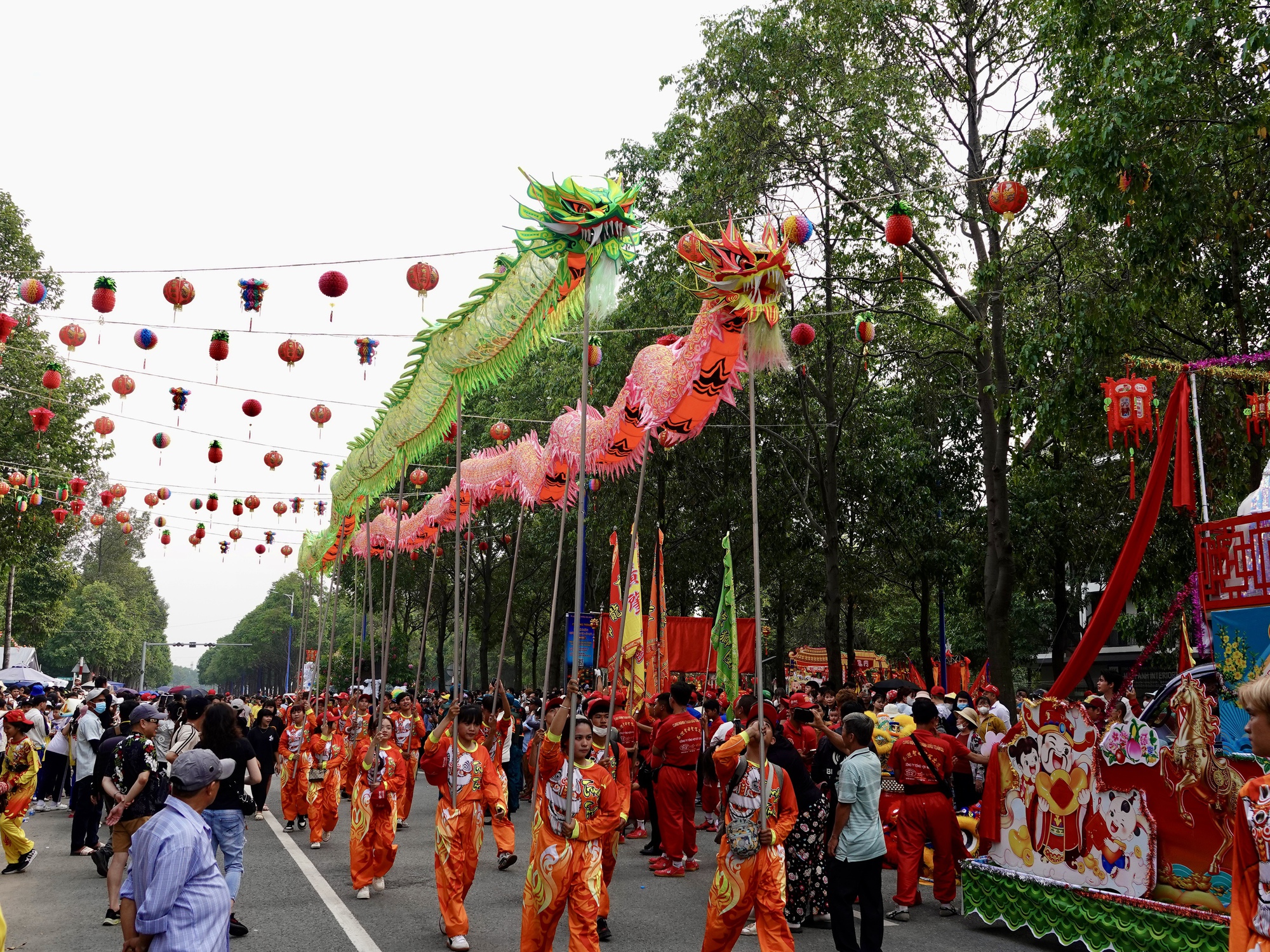 "Tiên đồng Ngọc nữ" xuất hiện giữa phố chiều mùng 9: Điều gì khiến hàng nghìn người đứng kín đường ở Bình Dương?- Ảnh 6.