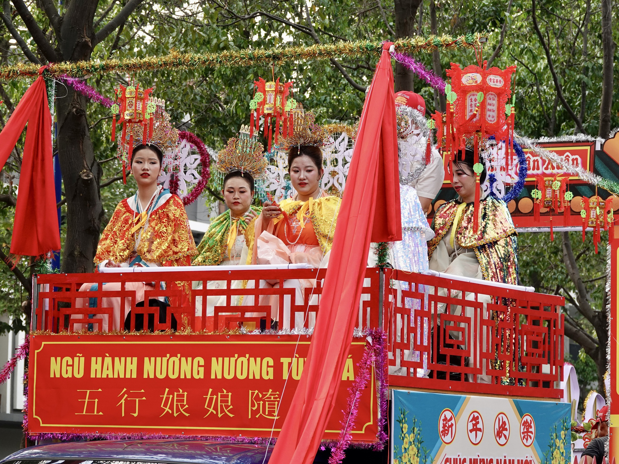 "Tiên đồng Ngọc nữ" xuất hiện giữa phố chiều mùng 9: Điều gì khiến hàng nghìn người đứng kín đường ở Bình Dương?- Ảnh 13.