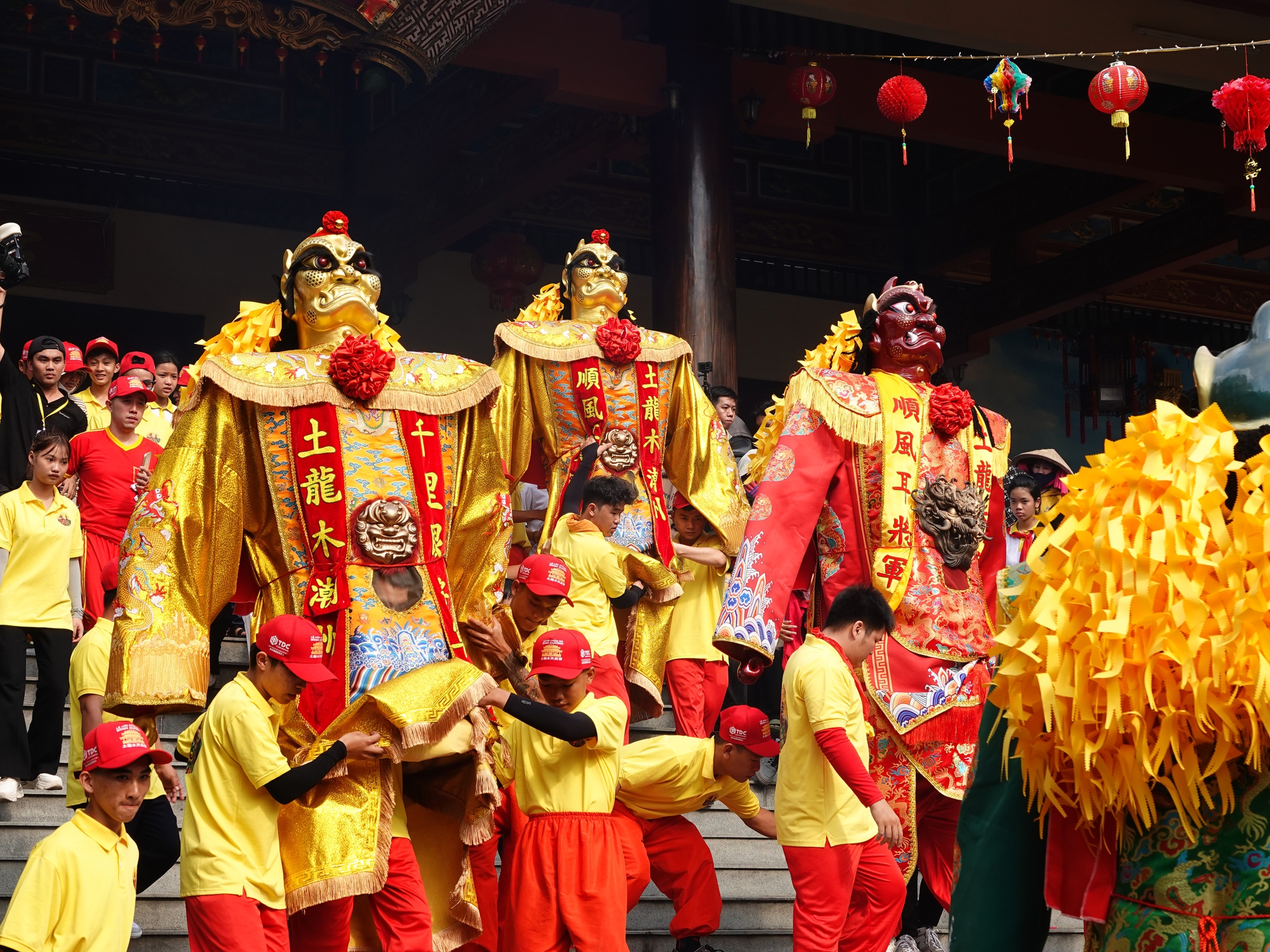 "Tiên đồng Ngọc nữ" xuất hiện giữa phố chiều mùng 9: Điều gì khiến hàng nghìn người đứng kín đường ở Bình Dương?- Ảnh 8.