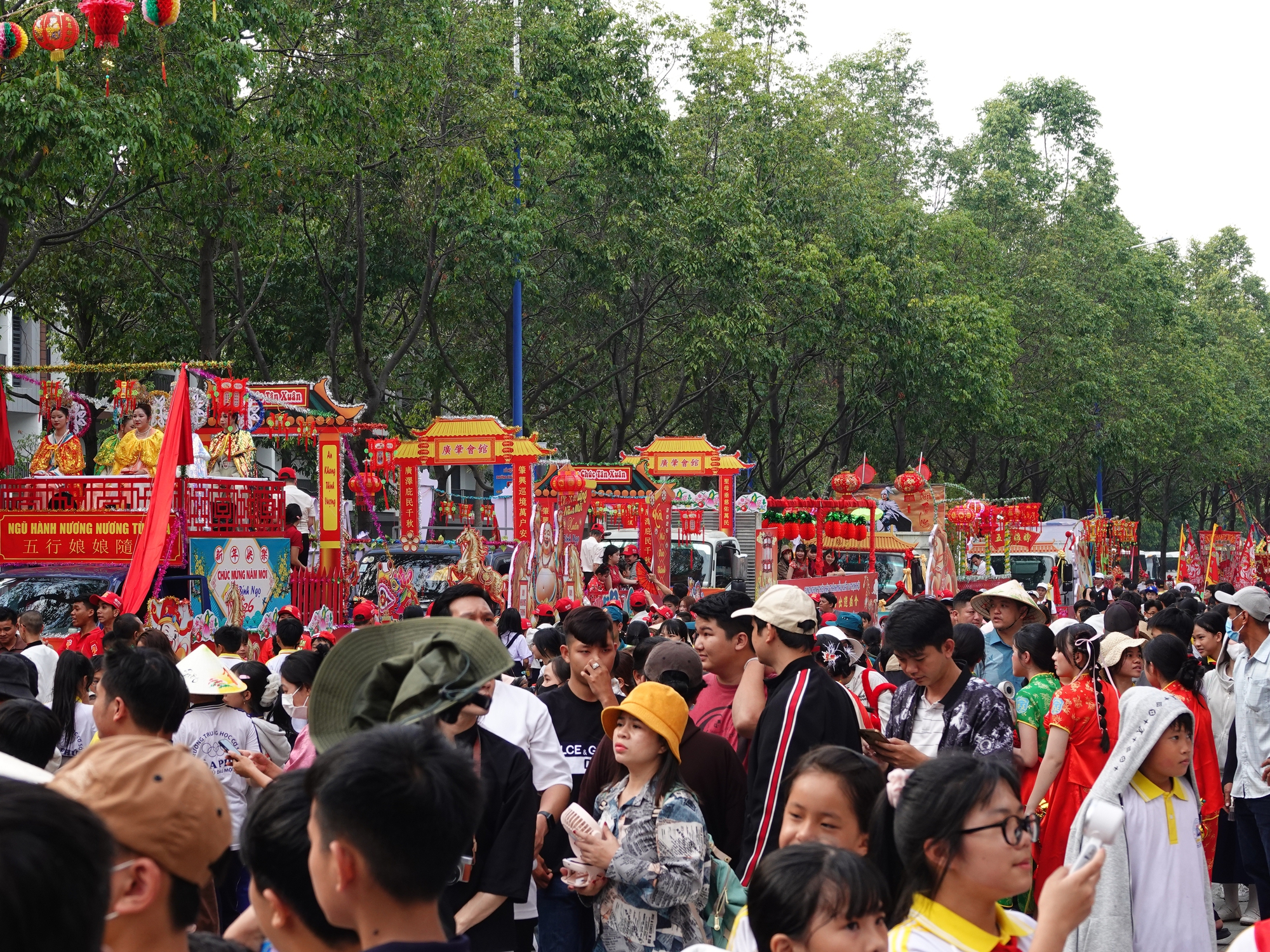 "Tiên đồng Ngọc nữ" xuất hiện giữa phố chiều mùng 9: Điều gì khiến hàng nghìn người đứng kín đường ở Bình Dương?- Ảnh 5.