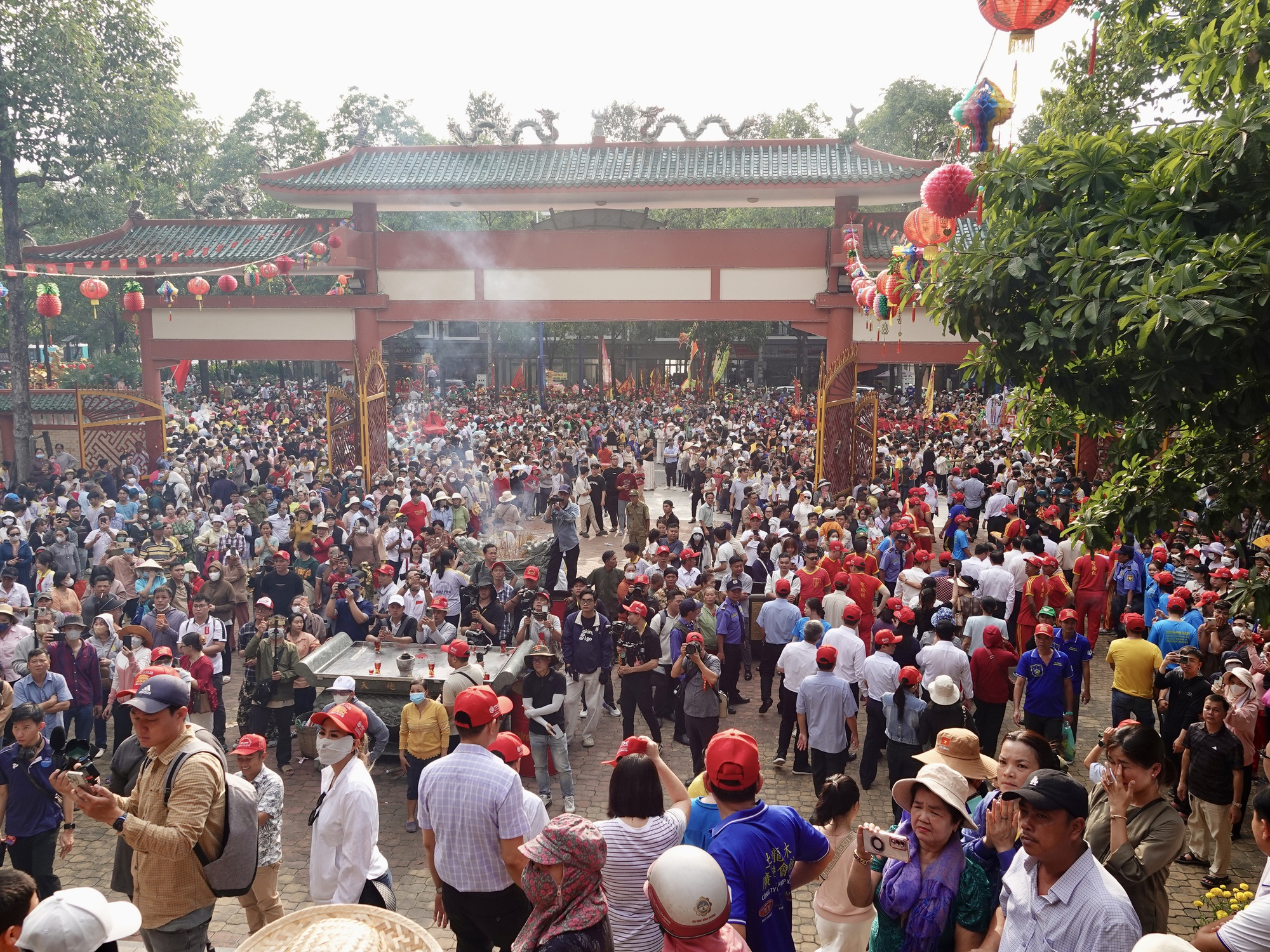 "Tiên đồng Ngọc nữ" xuất hiện giữa phố chiều mùng 9: Điều gì khiến hàng nghìn người đứng kín đường ở Bình Dương?- Ảnh 2.