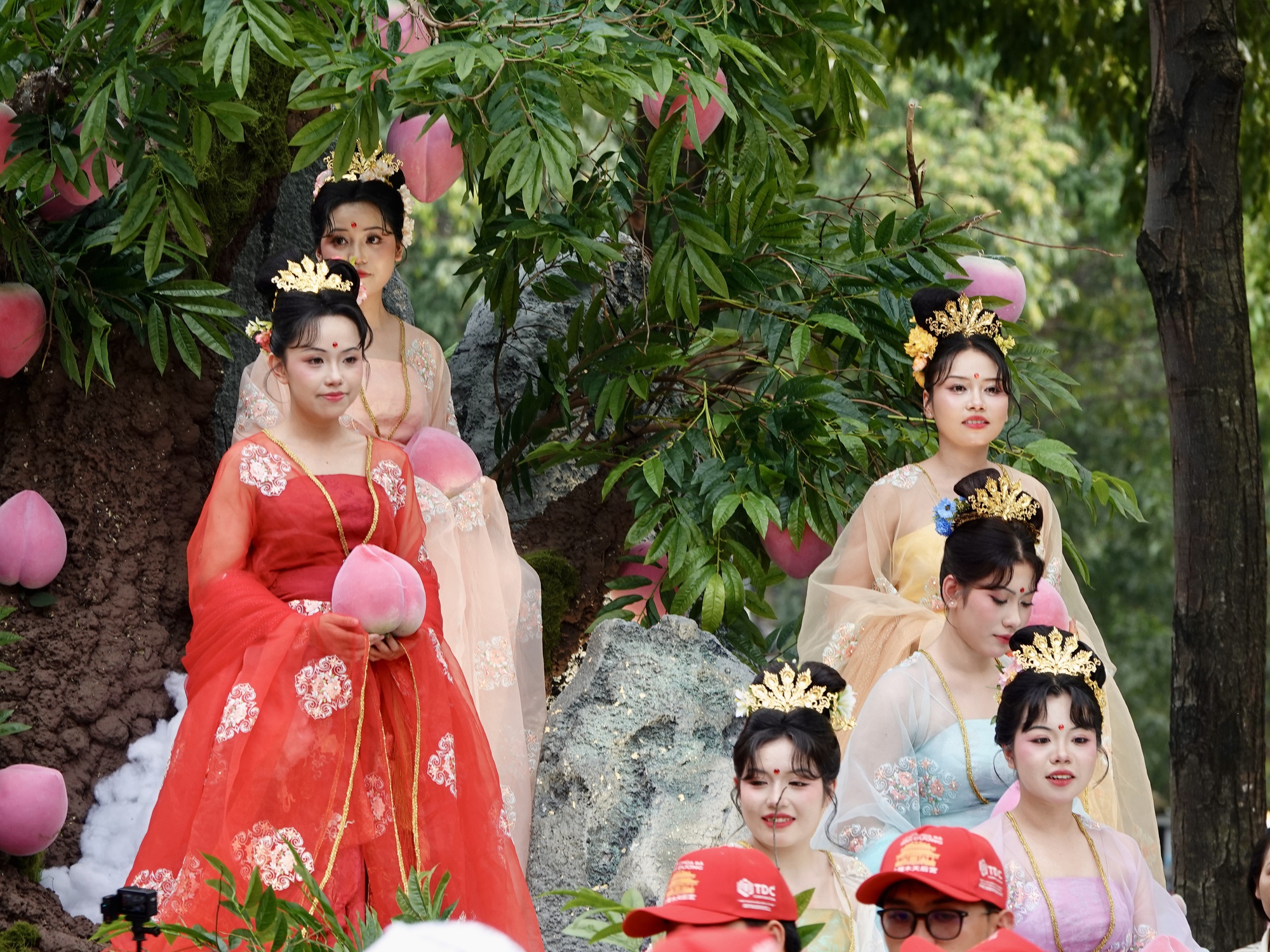 "Tiên đồng Ngọc nữ" xuất hiện giữa phố chiều mùng 9: Điều gì khiến hàng nghìn người đứng kín đường ở Bình Dương?- Ảnh 10.