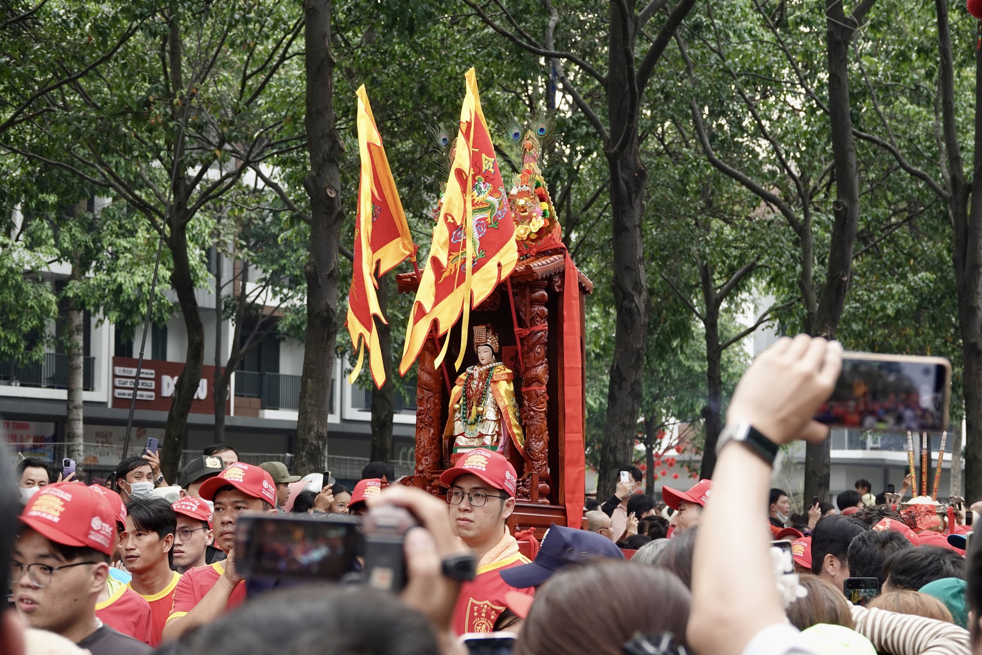 "Tiên đồng Ngọc nữ" xuất hiện giữa phố chiều mùng 9: Điều gì khiến hàng nghìn người đứng kín đường ở Bình Dương?- Ảnh 11.