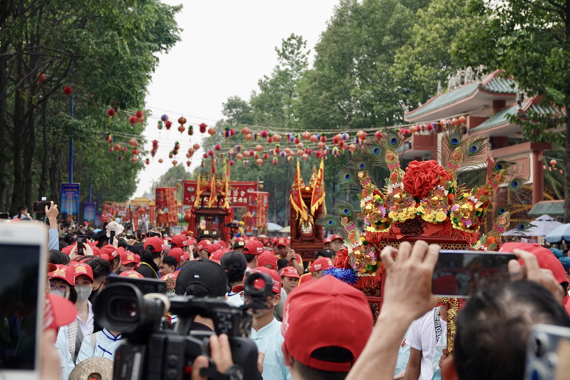 "Tiên đồng Ngọc nữ" xuất hiện giữa phố chiều mùng 9: Điều gì khiến hàng nghìn người đứng kín đường ở Bình Dương?- Ảnh 14.