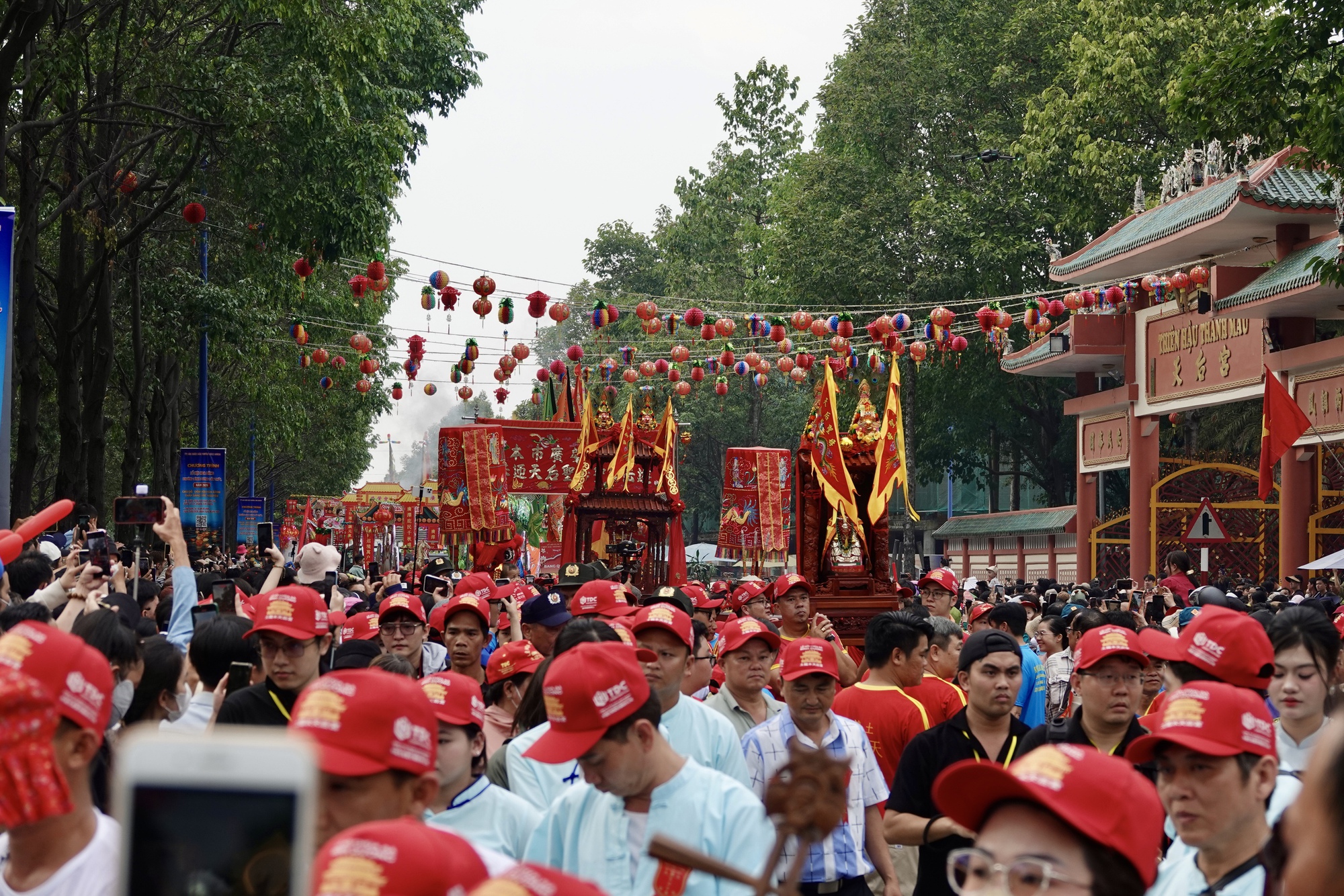 "Tiên đồng Ngọc nữ" xuất hiện giữa phố chiều mùng 9: Điều gì khiến hàng nghìn người đứng kín đường ở Bình Dương?- Ảnh 3.