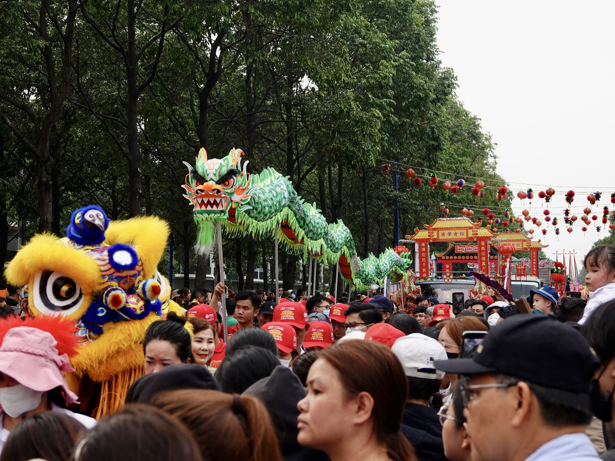 "Tiên đồng Ngọc nữ" xuất hiện giữa phố chiều mùng 9: Điều gì khiến hàng nghìn người đứng kín đường ở Bình Dương?- Ảnh 4.