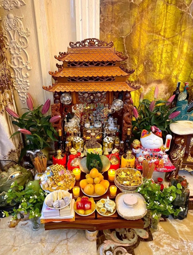 Vì sao bàn thờ Thần Tài đặt sát đất mà không phải ở trên cao? - Ảnh 3.