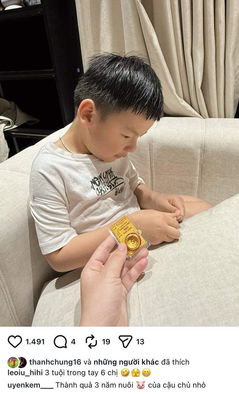Vợ Thành Chung sắm 6 chỉ vàng cho con trai ngày vía Thần Tài, mới 3 tuổi bé Leo đã có của để dành  - Ảnh 1.