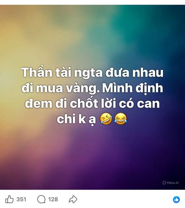 Lao đến tiệm vàng bán sạch vàng ngày vía Thần Tài: Ôm tiền về nhà, nhưng không khéo sợ còn "nghèo" đi... - Ảnh 1.